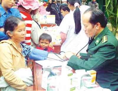Doctors give free examination and drugs to ethnic minority people (Photo: SGGP) Doctors give free examination and drugs to ethnic minority people (Photo: SGGP)