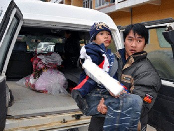 One of the seven students who fell from the second floor in Cho Ra Town High School in Bac Kan Province on January 10 (Photo: Nguoilaodong) One of the seven students who fell from the second floor in Cho Ra Town High School in Bac Kan Province on January 10 (Photo: Nguoilaodong)