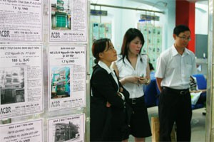 Customers watch house profiles at a HCMC-based property firm (Photo:Minh Tri) Customers watch house profiles at a HCMC-based property firm (Photo:Minh Tri)