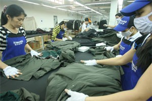 Textile export revenue in 2010 reached US$11.5 billion, making the biggest proportion of Vietnam’s export turnover (Photo:Minh Tri) Textile export revenue in 2010 reached US$11.5 billion, making the biggest proportion of Vietnam’s export turnover (Photo:Minh Tri)