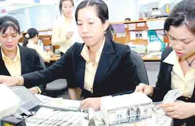 Commercial banks recently raise interest rates for dollar deposits to attract more dollars (Photo: SGGP) Commercial banks recently raise interest rates for dollar deposits to attract more dollars (Photo: SGGP)