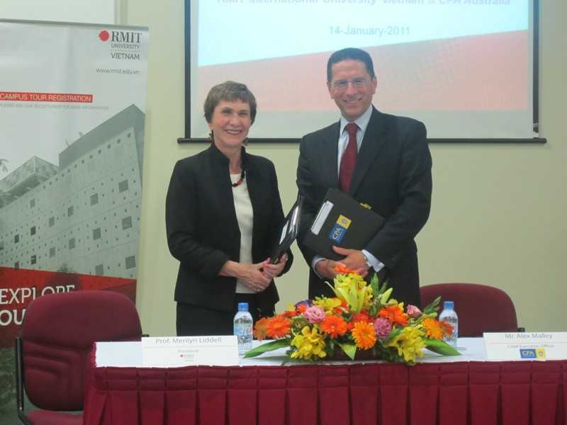 RMIT Vietnam president Professor Merilyn Liddell and Alex Malley, CEO of CPA, at the signing ceremony (Photo: Nha Tran) RMIT Vietnam president Professor Merilyn Liddell and Alex Malley, CEO of CPA, at the signing ceremony (Photo: Nha Tran)