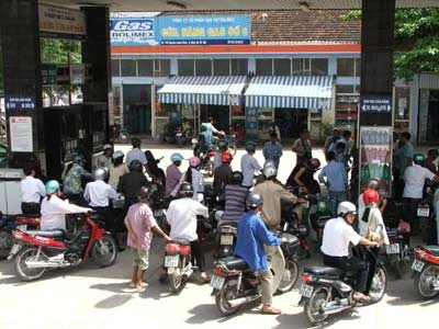 Motorcyclists are waiting for their turn to fuel for their vehicles at a petrol station. The Ministry of Finance decides to reduce tax on petrol imports to zero percent Motorcyclists are waiting for their turn to fuel for their vehicles at a petrol station. The Ministry of Finance decides to reduce tax on petrol imports to zero percent