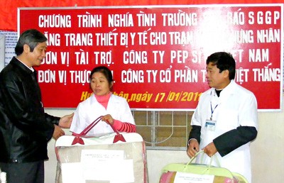A Sai Gon Giai Phong Newspaper’s representative (in black) gives blankets and medical equipment to Hung Nhan Commune health clinic from Nghe An Province (Photo: SGGP) A Sai Gon Giai Phong Newspaper’s representative (in black) gives blankets and medical equipment to Hung Nhan Commune health clinic from Nghe An Province (Photo: SGGP)