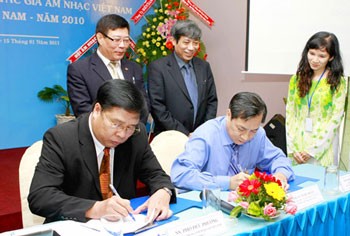 Representative of the Ho Chi Minh City-based Phu Nhuan Services Joint-stock Company (Maseco), a local karaoke player producer (L) and musician Dinh Trung Can of the Vietnam Center for Protection of Music sign a contract on using songs. (Photo: Sggp) Representative of the Ho Chi Minh City-based Phu Nhuan Services Joint-stock Company (Maseco), a local karaoke player producer (L) and musician Dinh Trung Can of the Vietnam Center for Protection of Music sign a contract on using songs. (Photo: Sggp)