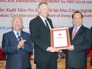 Ho Chi Minh City Party chief Le Thanh Hai (R) presents an investment certificate to a First Solar representative on Jan. 21, 2011 (Photo: Vietnam News Agency) Ho Chi Minh City Party chief Le Thanh Hai (R) presents an investment certificate to a First Solar representative on Jan. 21, 2011 (Photo: Vietnam News Agency)
