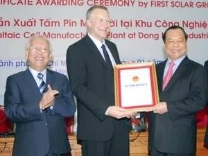 Le Thanh Hai (R), Secretary of the municipal Party Committee hands over the investment certificate to the group. Le Thanh Hai (R), Secretary of the municipal Party Committee hands over the investment certificate to the group.