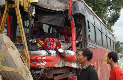The smashed front of the bus from Quang Tri after the crash in Da Nang city (Photo: Tuoi Tre) The smashed front of the bus from Quang Tri after the crash in Da Nang city (Photo: Tuoi Tre)