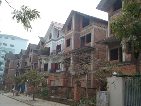 Many villas worth millions of dollars have been abandoned in Hanoi for years (Photo:landtoday.net) Many villas worth millions of dollars have been abandoned in Hanoi for years (Photo:landtoday.net)