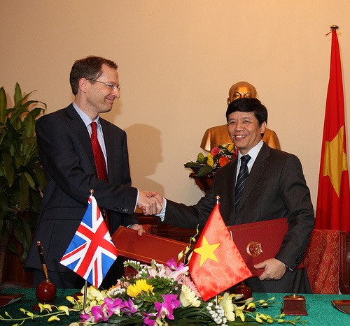 UK and Vietnam sign the Vietnam – UK 2011 Action Plan on January 26, which covers seven areas for development (Photo: Courtesy of the UK Embassy) UK and Vietnam sign the Vietnam – UK 2011 Action Plan on January 26, which covers seven areas for development (Photo: Courtesy of the UK Embassy)