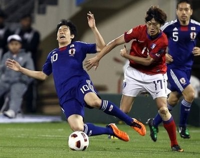 Japan's forward Shinji Kagawa (L) falls to the ground as he vies with South Korea's midfielder Lee Chung-Yong during their 2011 Asian Cup match in the Qatari capital Doha. AFP Japan's forward Shinji Kagawa (L) falls to the ground as he vies with South Korea's midfielder Lee Chung-Yong during their 2011 Asian Cup match in the Qatari capital Doha. AFP