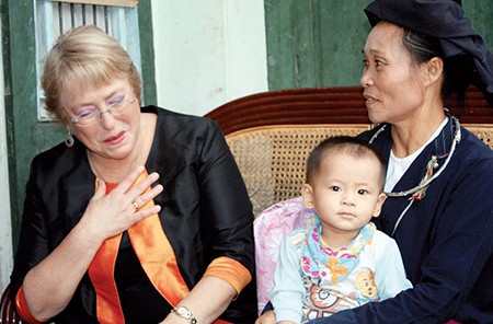 Michelle Bachelet expresses her love to Vietnam by putting her right hand on the left chest Michelle Bachelet expresses her love to Vietnam by putting her right hand on the left chest