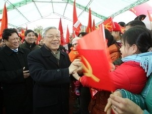 Party General Secretary and National Assembly Chairman Nguyen Phu Trong (C) is welcomed in Tuyen Quang Province on Jan. 28, 2011 (Photo: Vietnam News Agency) Party General Secretary and National Assembly Chairman Nguyen Phu Trong (C) is welcomed in Tuyen Quang Province on Jan. 28, 2011 (Photo: Vietnam News Agency)