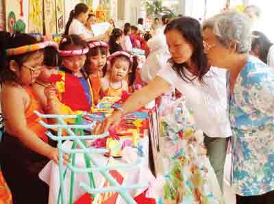 Parents buy these products made by teachers and kids of the pre-school Hoa Mi in district 5 to help disadvantaged children in ward 12, district 5 ( Photo: SGGP) Parents buy these products made by teachers and kids of the pre-school Hoa Mi in district 5 to help disadvantaged children in ward 12, district 5 ( Photo: SGGP)
