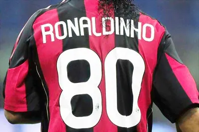 Ronaldinho rời Milan - Hết giá trị lợi dụng