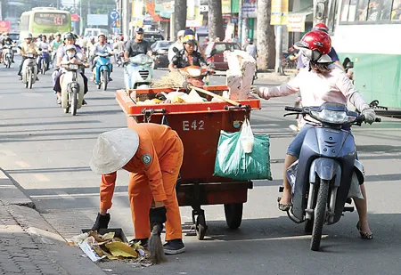 Giữ vệ sinh chung là cách giúp người công nhân vệ sinh đỡ phần cơ cực Giữ vệ sinh chung là cách giúp người công nhân vệ sinh đỡ phần cơ cực