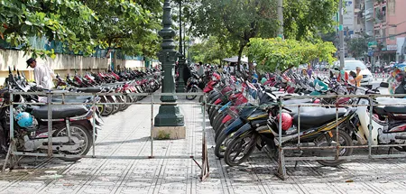 Lề đường thành bãi giữ xe khiến người đi bộ phải đi dưới lòng đường Lề đường thành bãi giữ xe khiến người đi bộ phải đi dưới lòng đường