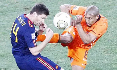 De Jong (phải) hạ gục Xabi Alonso.