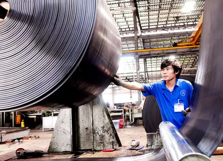 Dây chuyền sản xuất tại Công ty cổ phần Cao su Bến Thành. Ảnh: VIỆT DŨNG Dây chuyền sản xuất tại Công ty cổ phần Cao su Bến Thành. Ảnh: VIỆT DŨNG