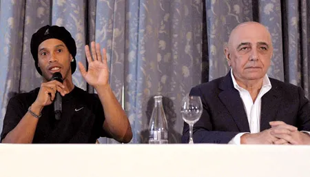 Ronaldinho chia tay Milan