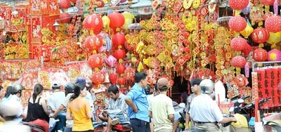 Tấp nập người đi mua sắm đồ trang trí tết trên đường Hải Thượng Lãn Ông rực rỡ sắc màu. Ảnh: AN DUNG Tấp nập người đi mua sắm đồ trang trí tết trên đường Hải Thượng Lãn Ông rực rỡ sắc màu. Ảnh: AN DUNG