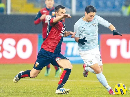 Tiền đạo Mauro Zarate (phải, Lazio) đi bóng trong trận hòa Genoa 0-0.
