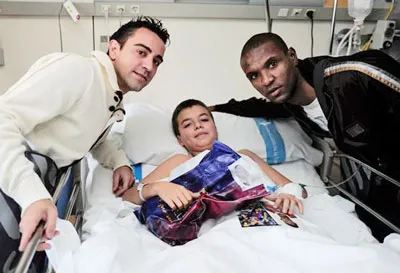 Cầu thủ Barca bên bệnh nhi.