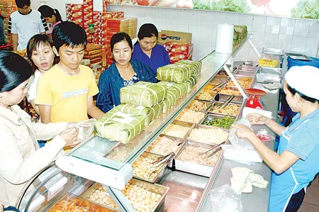 TPHCM - Đa dạng hàng tết đáp ứng nhu cầu tiêu dùng