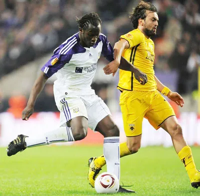 Romelu Lukaku (trái) trong một trận đấu của Anderlecht.