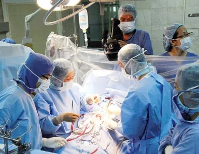Hội Bảo trợ bệnh nhân nghèo Kiên Giang và Viện Tim TPHCM thực hiện ca mổ tim thứ 1.000 cho bệnh nhân nghèo tỉnh Kiên Giang, kết thúc giai đoạn 1 mổ tim miễn phí cho người nghèo và là công trình chào mừng Đại hội Đảng toàn quốc lần thứ XI. Ảnh: AN DUNG Hội Bảo trợ bệnh nhân nghèo Kiên Giang và Viện Tim TPHCM thực hiện ca mổ tim thứ 1.000 cho bệnh nhân nghèo tỉnh Kiên Giang, kết thúc giai đoạn 1 mổ tim miễn phí cho người nghèo và là công trình chào mừng Đại hội Đảng toàn quốc lần thứ XI. Ảnh: AN DUNG