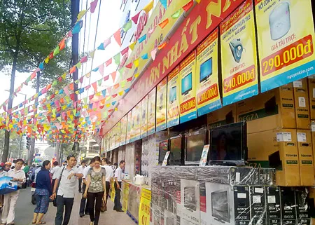 Các mặt hàng điện máy tại siêu thị điện máy Nguyễn Kim (đường Trần Hưng Đạo, quận 1) bày bán trên vỉa hè. Các mặt hàng điện máy tại siêu thị điện máy Nguyễn Kim (đường Trần Hưng Đạo, quận 1) bày bán trên vỉa hè.