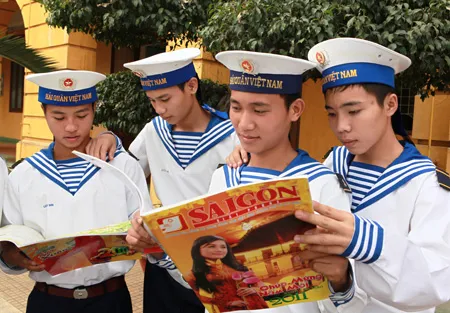 1.000 cuốn báo xuân Sài Gòn Giải Phóng và 1.000 áo đi mưa tặng bộ đội Trường Sa