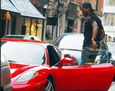 Drogba sở hữu chiếc Ferrari F340 màu đỏ.