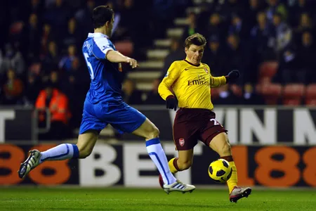 Tiền đạo Andrei Arshavin (phải, Arsenal) tranh bóng với hậu vệ Gary Caldwell (Wigan)