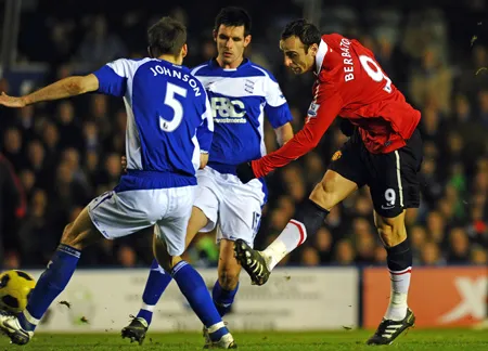 Pha ghi bàn mở tỷ số của Dimitar Berbatov (phải, Man.United) trong trận hòa 1-1 ở lượt đi trên sân Birmingham