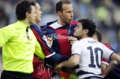 Vì sao Zarate đấm giám biên?