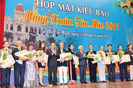 Về nhà ăn tết