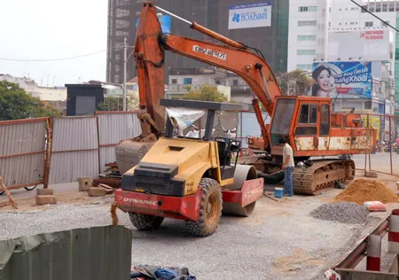 Phương tiện thi công vẫn còn nằm trong một lô cốt trên đường Phan Đình Phùng, quận Phú Nhuận chiều 25-1. Ảnh: KIM NGÂN Phương tiện thi công vẫn còn nằm trong một lô cốt trên đường Phan Đình Phùng, quận Phú Nhuận chiều 25-1. Ảnh: KIM NGÂN