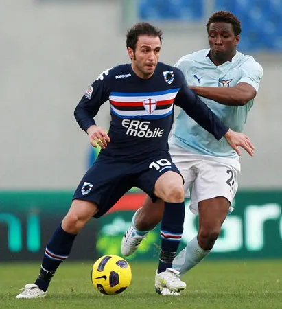 Inter mua Pazzini làm gì?