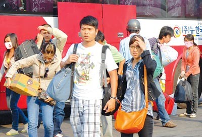 Passengers arrive at Eastern Bus Station on Feb. 7, 2011 (Photo: SGGP) Passengers arrive at Eastern Bus Station on Feb. 7, 2011 (Photo: SGGP)