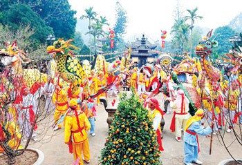 A performance of dragon-kylin dance in the opening ceremony of the Huong Pagoda Festival. (Photo:Sggp) A performance of dragon-kylin dance in the opening ceremony of the Huong Pagoda Festival. (Photo:Sggp)