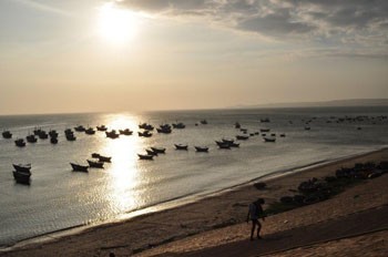 Fishing boats at sunset in Mui Ne (Photo: Abha)