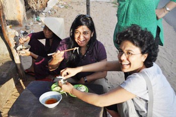 Enjoying Banh Khot (Photo: Abha)