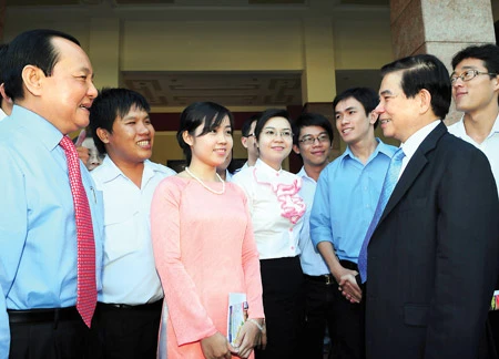 Chủ tịch nước Nguyễn Minh Triết trao đổi với lãnh đạo và đội ngũ trí thức trẻ TPHCM. Ảnh: VIỆT DŨNG Chủ tịch nước Nguyễn Minh Triết trao đổi với lãnh đạo và đội ngũ trí thức trẻ TPHCM. Ảnh: VIỆT DŨNG