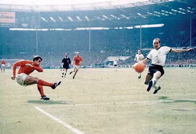 Pha ghi bàn đầy tranh cãi của Geoff Hurst trận chung kết World Cup 1966. Pha ghi bàn đầy tranh cãi của Geoff Hurst trận chung kết World Cup 1966.