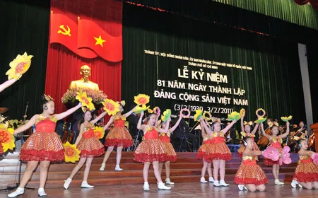 Tiết mục văn nghệ chào mừng ngày thành lập Đảng. ẢNH: VIỆT DŨNG Tiết mục văn nghệ chào mừng ngày thành lập Đảng. ẢNH: VIỆT DŨNG