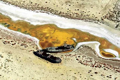 Bức ảnh trong bộ Earth from above về những chiến thuyền bị mắc cạn ở vùng biển khô cằn Aral Kazakhstan. Bức ảnh trong bộ Earth from above về những chiến thuyền bị mắc cạn ở vùng biển khô cằn Aral Kazakhstan.