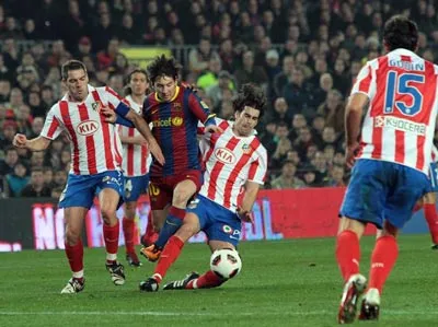 Không một cầu thủ Atletico nào đủ sức ngăn cản Lionel Messi (giữa, Barca). Không một cầu thủ Atletico nào đủ sức ngăn cản Lionel Messi (giữa, Barca).