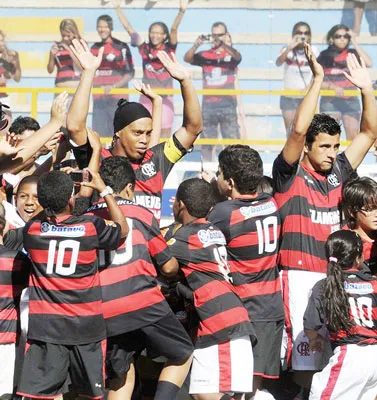 Ronaldinho ghi bàn đầu tiên cho Flamengo