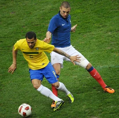 Tiền đạo Benzema (phải - Pháp), tác giả ghi bàn thắng duy nhất vào lưới Brazil trong pha tranh bóng với Dani Alves. Ảnh: AFP Tiền đạo Benzema (phải - Pháp), tác giả ghi bàn thắng duy nhất vào lưới Brazil trong pha tranh bóng với Dani Alves. Ảnh: AFP
